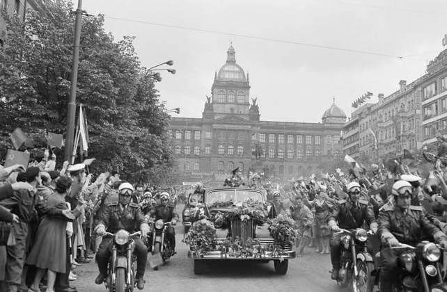 Archivbilder der Woche KW19 The first Soviet cosmonaut Yuri Gagarin waves to crowds at Wenceslas Square as he is driven in an open car from the airport after his arrival in Prague, April 28, 1961. (CTKxPhoto ) CTKPhotoF202404230015301  CTKPhotoF202404230015301