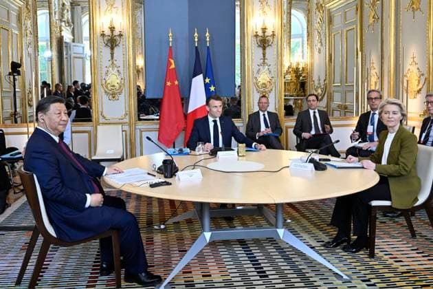 Bilder des Jahres 2024, News 05 Mai News Themen der Woche KW19 News Bilder des Tages French President Emmanuel Macron, European Commission President Ursula Von Der Leyen and Chinese President Xi Jinping meet at the ElysÃ?e Palace in Paris French President Emmanuel Macron, accompanied by Emmanuel Bonne, diplomatic advisor to the French President, la prÃ sidente de la Commission europÃ enne Ursula Von Der Leyen et la prÃ sident chinois Xi Jinping lors dun entretien au palais prÃ sidentiel de lElysÃ e Ã Paris, France, le 6 mai 2024 Eric Tschaen Pool Bestimage French President, European Commission President and Chinese president during a meeting at the Elysee presidential palace in Paris, France, on May 6, 2024 Paris France  Copyright: xEricxTschaen Pool BestimagexEricxTschaen Pool Bestimagex
