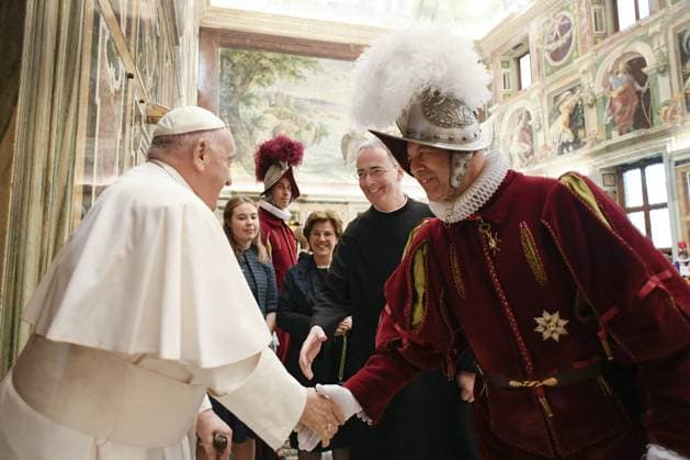 News Themen der Woche KW19 News Bilder des Tages Vatikan, Papst bei Vereidigung neuer Mitglieder der Schweizer Garde Pope Francis Receives The Swiss Guards - Vatican Pope Francis greets the Commander of the Swiss Guards, Colonel Christoph Graf, as receives in audience the Swiss Guards on May 6, 2024 in the Clementine Hall at the Vatican, as they prepare for the traditional swearing-in ceremony of the new recruits which takes place every year on May 6. The day marks the anniversary of the heroic sacrifice of 147 Swiss Guards who died while defending Pope Clement VII during the Sack of Rome in 1527 by the landsknechts, the German mercenaries of the Holy Roman Emperor Charles V. Photo: (EV) Vatican Media ABACAPRESS.COM Rome  Copyright: xABACAx