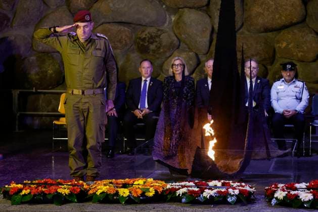 Bilder des Jahres 2024, News 05 Mai News Themen der Woche KW19 News Bilder des Tages Israeli Chief of the General Staff Herzi Halevi attends a wreath-laying ceremony marking Holocaust Remembrance Day in the Hall of Remembrance at Yad Vashem, the World Holocaust Remembrance Center, in Jerusalem, on Monday May 6, 2024. Pool photo by Amir Cohen  JER20240506820 AmirxCohen