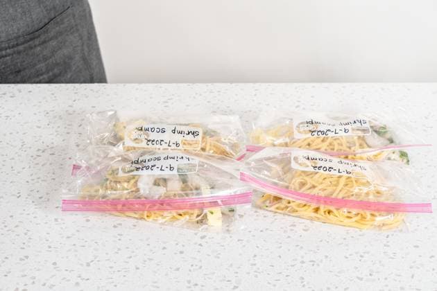 IMAGO Creative, Food, Trend, Meal Prep Frozen shrimp scampi meal prep Packaging homemade frozen shrimp scampi meal prep into plastic resealable bags. Copyright: xArinaxHabich RECORD DATE NOT STATED