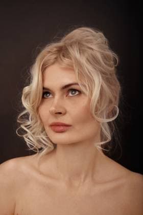 Creative Highlights Symbolbilder Blonde woman s close up portrait, curly hair, natural makeup Wroc?aw, Lower Silesian Voivodeship, Poland CR_PJWUOI240502-1422312-01 ,model released, Symbolfoto
