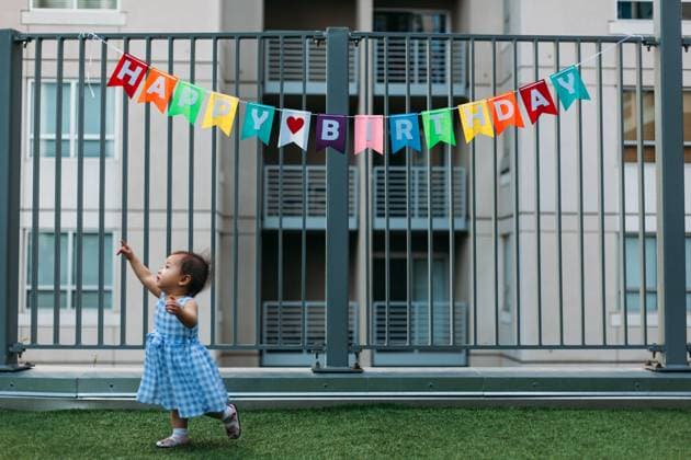 Creative Highlights Symbolbilder Young baby celebrating first birthday New York, New York, United States CR_VTRU240501-1419689-01 ,model released, Symbolfoto