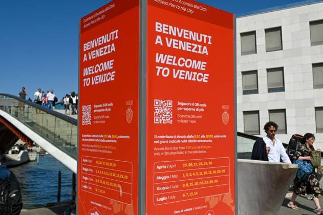 29.04.2024 Im Foto: Eine Stele informiert Besucher der italienischen Stadt Venedig über ein Eintrittsgeld für Tagesbesucher. Fünf Euro musste jeder Besucher zahlen, der die Lagunenstadt besuchen wollte. Die Gebühr galt durchgehend vom 25. April bis zum 5. Mai. Ab dem Wochenende müssen dann Besucher bis Mitte Juli praktisch an allen Samstagen und Sonntagen Eintritt zahlen. Venedig Venetien Italien *** 29 04 2024 In the photo A stele informs visitors to the Italian city of Venice about an entrance fee for day visitors Five euros had to be paid by every visitor who wanted to visit the lagoon city The fee applied continuously from April 25 to May 5 From the weekend onwards, visitors will have to pay admission on practically every Copyright: xEHLxMedia Erik-HolmxLanghofx 240429_venedig-eintrittsgeld_5