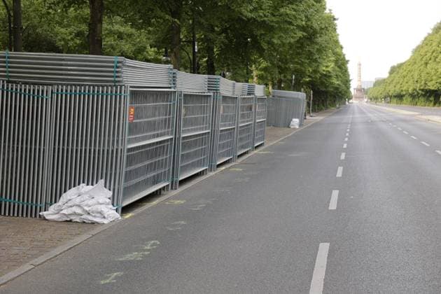 Deutschland, Berlin, Aufbau der Fanmeile, Straße des 17. Juni für fast drei Monate gesperrt.
