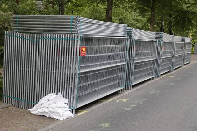 Deutschland, Berlin, Aufbau der Fanmeile, Straße des 17. Juni für fast drei Monate gesperrt.