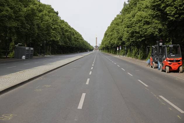 Deutschland, Berlin, Aufbau der Fanmeile, Straße des 17. Juni für fast drei Monate gesperrt.