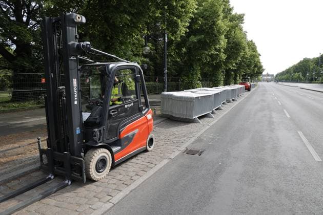 Deutschland, Berlin, Aufbau der Fanmeile, Straße des 17. Juni für fast drei Monate gesperrt.
