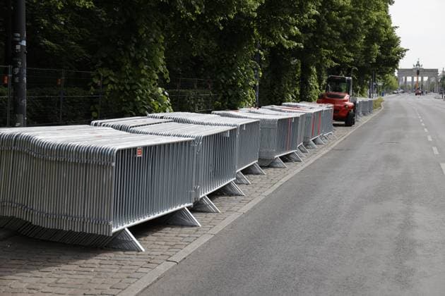 Deutschland, Berlin, Aufbau der Fanmeile, Straße des 17. Juni für fast drei Monate gesperrt.