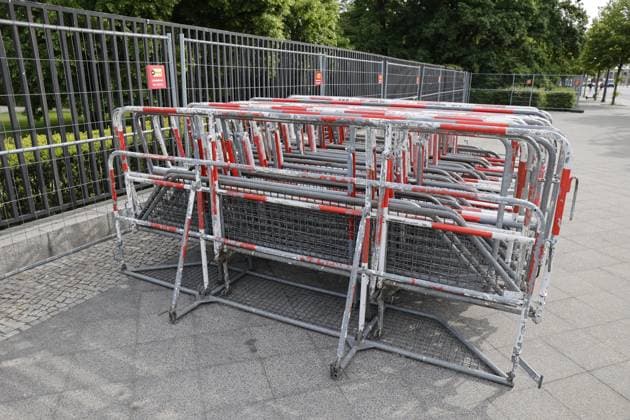Deutschland, Berlin, Aufbau der Fanmeile, Straße des 17. Juni für fast drei Monate gesperrt.