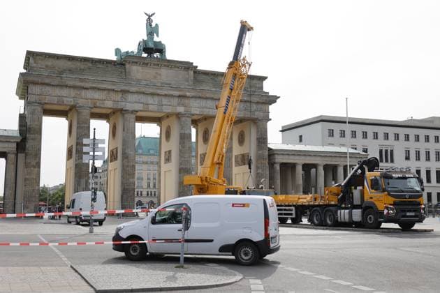 Deutschland, Berlin, Aufbau der Fanmeile, Straße des 17. Juni für fast drei Monate gesperrt.