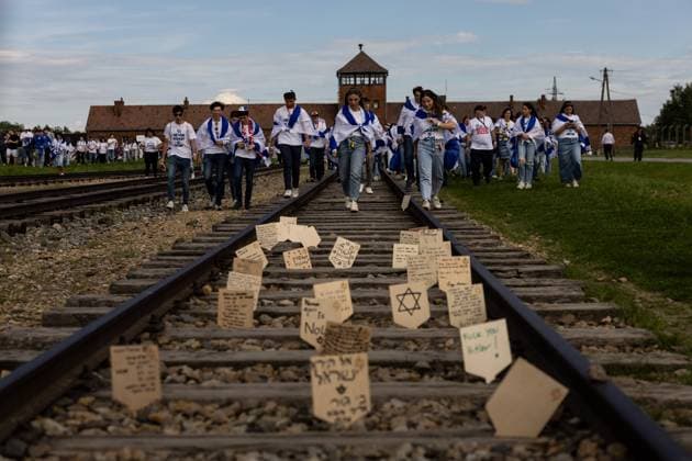 Bilder des Jahres 2024, News 05 Mai News Themen der Woche KW19 News Bilder des Tages May 6, 2024, Warsaw, Warsaw, Poland: The annual March of the Living , a trek between two former Nazi-run death camps, in Oswiecim and Brzezinka, Poland. An annual commemorates the Holocaust Remembrance Day and in this year the 80th anniversary of the near-total annihilation of Hungary s Jewish community as well. According to the organisers, 55 Holocaust survivors from around the world, including Holocaust survivors who were victims of October 7 Warsaw Poland - ZUMAj175 20240506_zip_j175_028 Copyright: xMaciekxJazwieckix