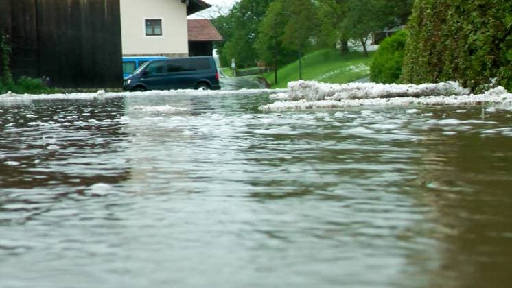 News Themen der Woche KW19 News Bilder des Tages Der Mai gibt sich aktuell überhaupt nicht als Wonnemonat. Seit Anfang des Monats ziehen Unwetter über Deutschland hinweg. Am Montag war Südbayern betroffen. Eine große Gewitterfront überquerte Südbayern von München ausgehend einmal von West nach Ost. Hagelschlag und viel Wasser sorgten für Überschwemmungen. Die Staatsstraße 2080 bei Grafing bei München war überflutet. Fahrzeuge kämpften sich durch die Wassermassen. Außerdem liefen zahlreiche Keller voll. Die Kanalisation schaffte die Wassermassen nicht mehr. In Sensau schoss Schlamm vom Feld auf die Straße. Die Feuerwehr war hier im Einsatz. Zahlreiche Grundstücke wurden ebenfalls überflutet. Die Feuerwehren waren in der Umgebung im Dauereinsatz. Gegen Abend war ein großer