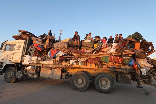 Bilder des Jahres 2024, News 05 Mai News Themen der Woche KW19 News Bilder des Tages Displaced Palestinians, including women and children, carry their belongings on cars and truks after an evacuation order issued by the Israeli army, in El-Zawaida, Central Gaza Strip, 06 May 2024. The Israeli military stated on 06 May that the IDF has called on the residents of eastern Rafah to temporarily evacuate to an expanded humanitarian area. The statement came ahead of an expected Israeli offensive on the city. More than 34,600 Palestinians and over 1,455 Israelis have been killed, according to the Palestinian Health Ministry and the Israel Defense Forces (IDF), since Hamas militants launched an attack against Israel from the Gaza Strip on 07 October 2023, and the Israeli operations in Gaza and the West Bank which followed it. Pho Copyright: xapaimagesxOmarxAshtawyx xapaimagesx