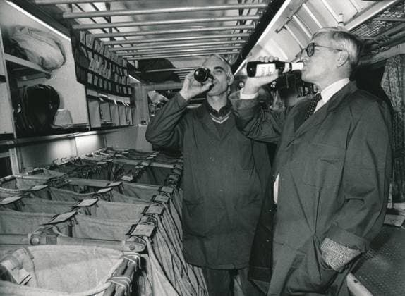Bundespostminister Christian Schwarz-Schilling in einem Postzug 1982 bei Bonn. --- German politican Christian Schwarz-Schilling in a post train 1982 near Bonn *** Federal Postal Minister Christian Schwarz Schilling in a post train near Bonn in 1982 German politician Christian Schwarz Schilling in a post train near Bonn in 1982