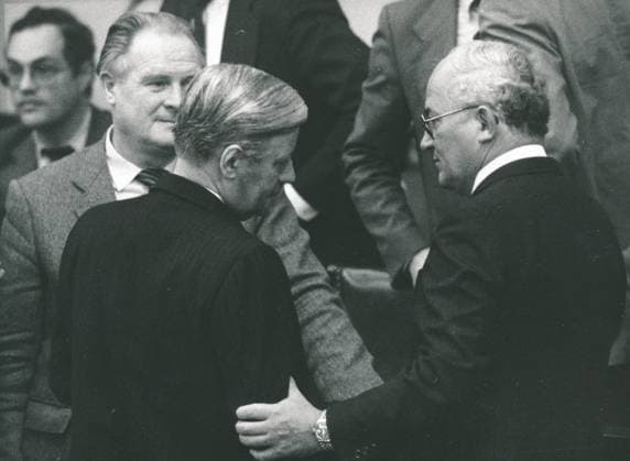 Regierungsende Bundeskanzler Helmut Schmidt (M.) mit Rainer Bartzel (r.) von der CDU 1982 in Bonn. --- German politicans Helmut Schmidt (c.) and Rainer Barzel (r.) at the end of Schmidt s government 1982 in Bonn *** End of government Federal Chancellor Helmut Schmidt M with Rainer Bartzel r of the CDU 1982 in Bonn German politicans Helmut Schmidt c and Rainer Barzel r at the end of Schmidt s government 1982 in Bonn