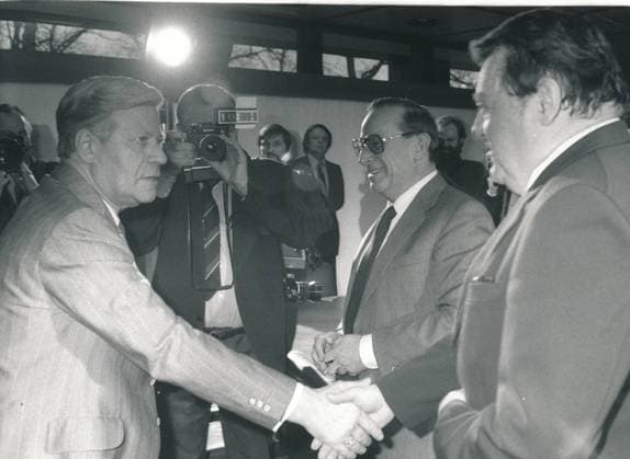 Die Politiker Helmut Schmidt ( l.) und Franz Josef Strauss 1982 in Bonn. --- German politicans Helmut Schmidt and Franz Josef Strauss (r.) in 1982 in Bonn *** The politicians Helmut Schmidt l and Franz Josef Strauss 1982 in Bonn German politicans Helmut Schmidt and Franz Josef Strauss r in 1982 in Bonn