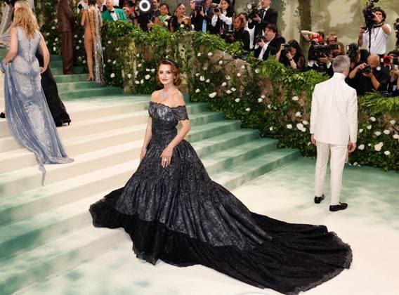 Penélope Cruz arrives on the red carpet at the 2024 Met Gala celebrating Sleeping Beauties: Reawakening Fashion at The Metropolitan Museum of Art on Monday, May 6, 2024 in New York City.  NYP20240506254 JOHNxANGELILLO