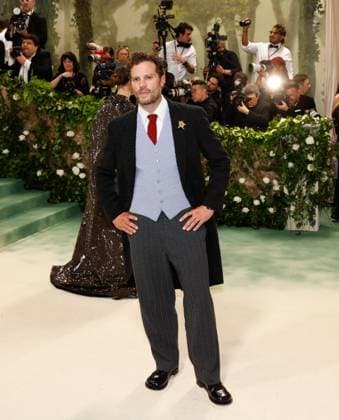 Jamie Dornan arrives on the red carpet at the 2024 Met Gala celebrating Sleeping Beauties: Reawakening Fashion at The Metropolitan Museum of Art on Monday, May 6, 2024 in New York City.  NYP20240506179 JOHNxANGELILLO