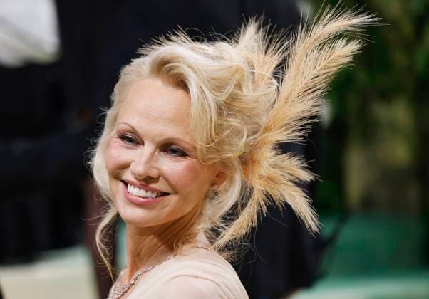 Entertainment Bilder des Tages Pamela Anderson arrives on the red carpet at the 2024 Met Gala celebrating Sleeping Beauties: Reawakening Fashion at The Metropolitan Museum of Art on Monday, May 6, 2024 in New York City.  NYP20240506572 JOHNxANGELILLO