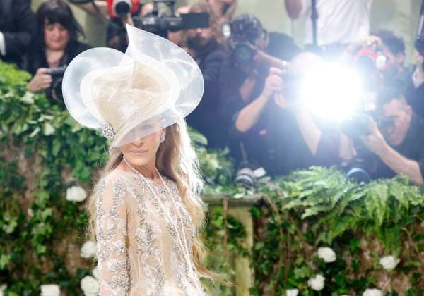 Sarah Jessica Parker arrives on the red carpet at the 2024 Met Gala celebrating Sleeping Beauties: Reawakening Fashion at The Metropolitan Museum of Art on Monday, May 6, 2024 in New York City.  NYP20240506613 JOHNxANGELILLO