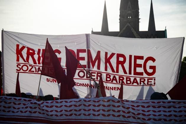 Menschen in Kreuzberg vor der Revolutionären Demontration in Berlin am 1. Mai 2024. Walpurgisnacht *** People in Kreuzberg before the revolutionary demonstration in Berlin on May 1, 2024 Walpurgis Night