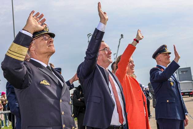 Indo-Pazifik-Deployment 2024 - Deutsche See- und Luftstreitkräfte verlegen um die Welt Auslaufen Einsatzgruppenversorger Frankfurt am Main; Verabschiedung der Besatzung des Schiffes, (v.l.n.r.) Jan Christian Kaack, Inspekteur Marine, Bundesminister der Verteidigung, Boris Pistorius, Staatssekretärin Siemtje Möller, Generalmajor Ingo Gerhartz, Inspekteur Luftwaffe Wilhelmshaven Marinestützpunkt Wilhelmshaven Niedersachsen Germany *** Indo Pacific Deployment 2024 German naval and air forces deploy around the world Departure of the Einsatzgruppenversorger Frankfurt am Main Farewell to the crew of the ship, from left to right Jan Christian Kaack, Inspector of the Navy, Federal Minister of Defense, Boris Pistorius, State Secretary Siemtje M