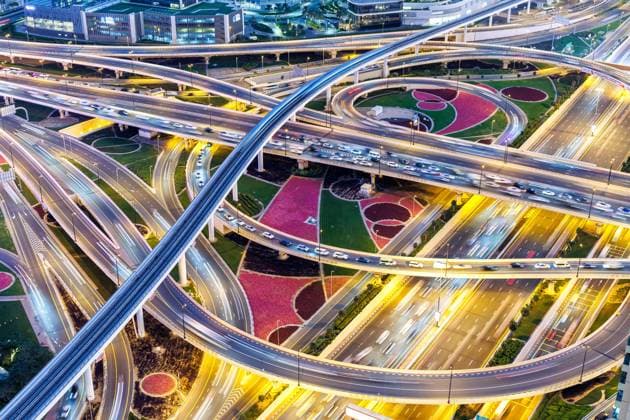 Dubai Kreuzung der Sheikh Zayed Road Verkehr auf der Straße in der Nähe vom Burj Khalifa mit Metro Dubai, Vereinigte Arabische Emirate - 13. Februar 2024: Kreuzung der Sheikh Zayed Road Verkehr auf der Straße in der Nähe vom Burj Khalifa mit Metro in Dubai, Vereinigte Arabische Emirate. *** Dubai Intersection of Sheikh Zayed Road Traffic on the road near Burj Khalifa with Metro Dubai, United Arab Emirates February 13, 2024 Intersection of Sheikh Zayed Road Traffic on the road near Burj Khalifa with Metro in Dubai, United Arab Emirates