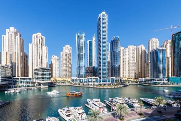 Dubai Marina Skyline Hochhäuser mit Yachten Wolkenkratzer leben am Wasser Dubai, Vereinigte Arabische Emirate - 14. Februar 2024: Dubai Marina Skyline Hochhäuser mit Yachten Wolkenkratzer leben am Wasser in Dubai, Vereinigte Arabische Emirate. *** Dubai Marina Skyline skyscrapers with yachts Skyscrapers live on the water Dubai, United Arab Emirates February 14, 2024 Dubai Marina Skyline skyscrapers with yachts Skyscrapers live on the water in Dubai, United Arab Emirates