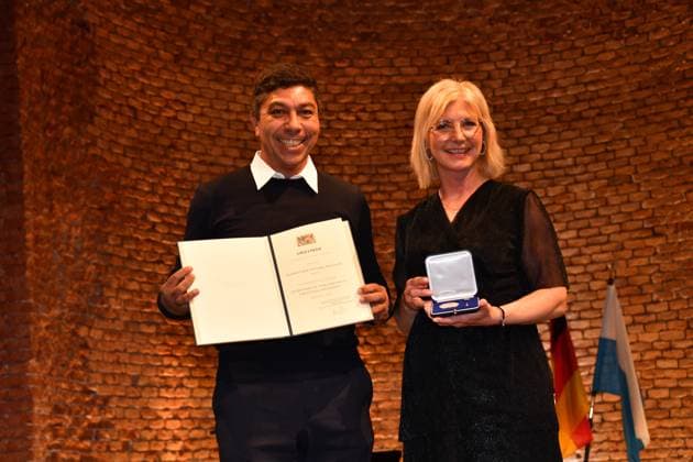 Giovane Elber und Ulrike Scharf Verleihung der Bayerischen Staatsmedaille für soziale Verdienste 2024 Heilige Hofkirche München 07. Mai 2024