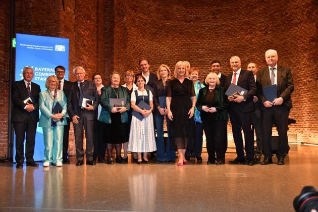 Gruppenfoto mit allen Preisträgern Verleihung der Bayerischen Staatsmedaille für soziale Verdienste 2024 Heilige Hofkirche München 07. Mai 2024