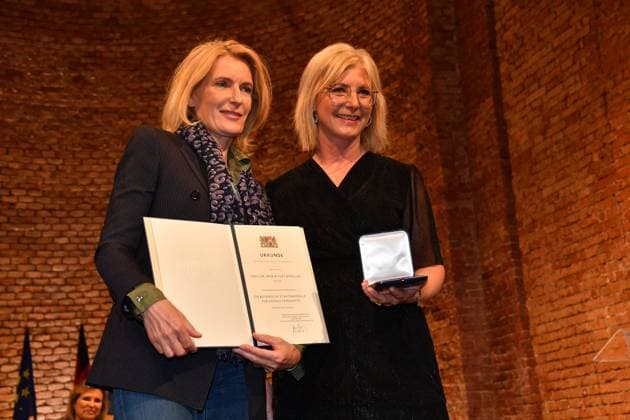 Dr. Maria Furtwängler und Ulrike Scharf Verleihung der Bayerischen Staatsmedaille für soziale Verdienste 2024 Heilige Hofkirche München 07. Mai 2024