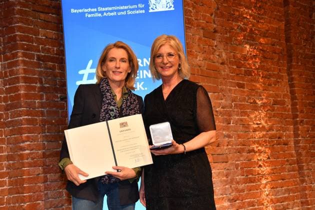 Dr. Maria Furtwängler und Ulrike Scharf Verleihung der Bayerischen Staatsmedaille für soziale Verdienste 2024 Heilige Hofkirche München 07. Mai 2024