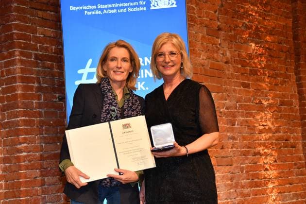 Dr. Maria Furtwängler und Ulrike Scharf Verleihung der Bayerischen Staatsmedaille für soziale Verdienste 2024 Heilige Hofkirche München 07. Mai 2024