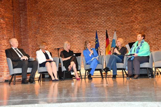 Gruppenbild auf der Bühne Verleihung der Bayerischen Staatsmedaille für soziale Verdienste 2024 Heilige Hofkirche München 07. Mai 2024