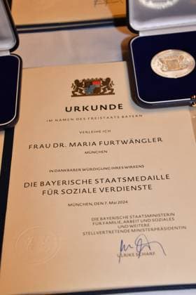 Urkunde von Dr. Maria Furtwängler Verleihung der Bayerischen Staatsmedaille für soziale Verdienste 2024 Heilige Hofkirche München 07. Mai 2024