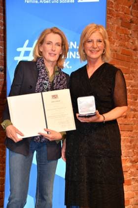 Dr. Maria Furtwängler und Ulrike Scharf Verleihung der Bayerischen Staatsmedaille für soziale Verdienste 2024 Heilige Hofkirche München 07. Mai 2024