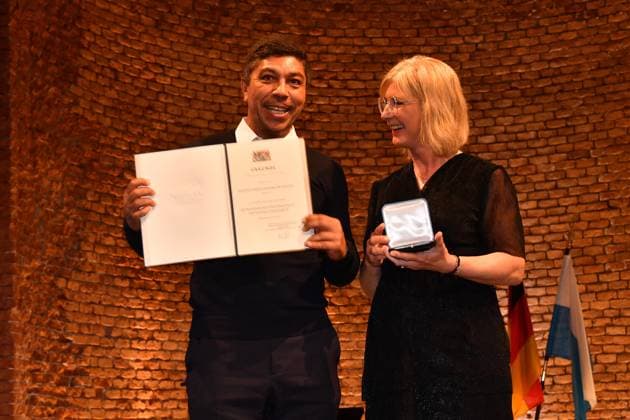 Giovane Elber und Ulrike Scharf Verleihung der Bayerischen Staatsmedaille für soziale Verdienste 2024 Heilige Hofkirche München 07. Mai 2024