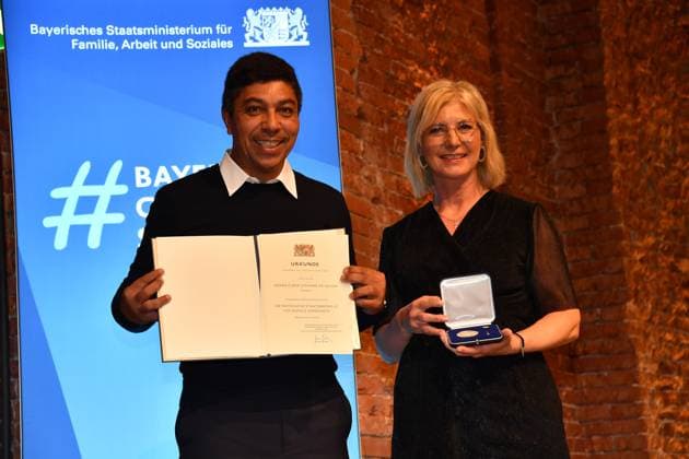 Giovane Elber und Ulrike Scharf Verleihung der Bayerischen Staatsmedaille für soziale Verdienste 2024 Heilige Hofkirche München 07. Mai 2024