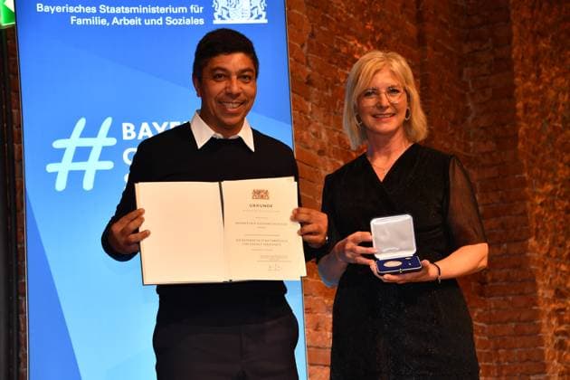 Giovane Elber und Ulrike Scharf Verleihung der Bayerischen Staatsmedaille für soziale Verdienste 2024 Heilige Hofkirche München 07. Mai 2024