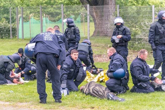 News Themen der Woche KW19 News Bilder des Tages Am Dienstag (07.05.2024) fand in Leipzig eine Großübung der Bereitschafts- und Bundespolizei statt. Die Übung diente zur Vorbereitung auf die in wenigen Wochen beginnende Fußball-EM. Einige Spiele des Turniers werden auch in Leipzig ausgetragen. Bei der Übung werden die Beamten aus Sachsen von Kollegen aus Bayern unterstützt. In dem Szenario wird unter anderem der Einsatz gegen randalierende Fußballfans geübt. Polizeiübung Leipzig *** On Tuesday 07 05 2024, a major exercise of the riot police and federal police took place in Leipzig The exercise served to prepare for the European Football Championships, which begin in a few weeks time Some of the tournament matches will also be played in Leipzig During the exercise, the officers fr
