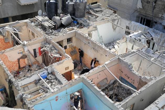 Bilder des Jahres 2024, News 05 Mai News Themen der Woche KW19 News Bilder des Tages (240507) -- GAZA, May 7, 2024 -- People inspect a destroyed building after an Israeli airstrike in the southern Gaza Strip city of Rafah, on May 7, 2024. At least 20 Palestinians were killed in intensive Israeli airstrikes in Rafah, Palestinian security and medical sources said on Tuesday. (Photo by Xinhua) MIDEAST-GAZA-RAFAH-ISRAEL-AIRSTRIKES-AFTERMATH RizekxAbdeljawad 