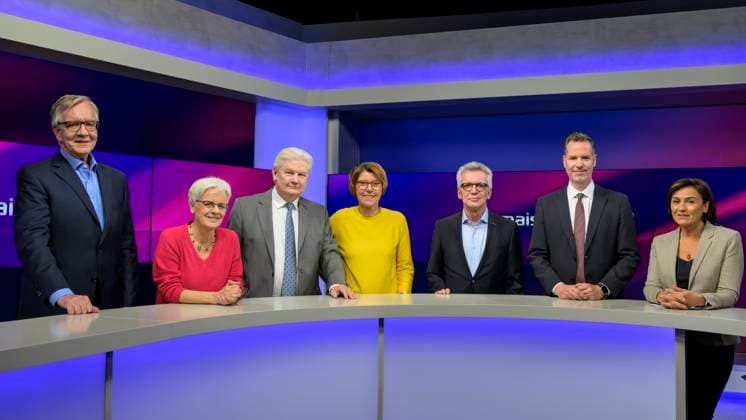 News Bilder des Tages v.l. Dietmar Bartsch, Ulrike Herrmann, Sigmund Gottlieb, Bettina Boettinger, Thomas de Maiziere, Christian Duerr, Sandra Maischberger, Gruppe, Gruppenbild, Gruppenfoto, in der Studiokulisse, zu Gast bei - maischberger, Polittalk, TV, Format, Thema - Angriffe auf Politiker und Landtagswahlen im Osten - mit Moderatorin - Sandra Maischberger, Das Erste, 07.05.2024, *** f l Dietmar Bartsch, Ulrike Herrmann, Sigmund Gottlieb, Bettina Boettinger, Thomas de Maiziere, Christian Duerr, Sandra Maischberger, group, group picture, group photo, in the studio backdrop, as a guest on maischberger, political talk, TV, format, topic attacks on politicians and state elections in the east with presenter Sandra Maischberger, Das Erste, 07 05 2024, Copyright: HMBxMedia UwexKoch