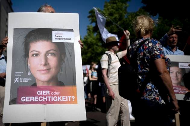 BSW Sahra Wagenknecht, 1. Mai Demo DEU, Deutschland, Germany, Berlin, 01.05.2024 Demonstranten der Partei Buendnis Bündnis BSW Sahra Wagenknecht mit Plakat fuer die Europawahl Foto Sahra Wagenknecht Gier und Gerechtigkeit auf der Demonstration von internationalen Gewerkschaften, linken Initiativen und des Gewerkschaftsverband DGB zum 01. Mai 2024 und dem Tag der Arbeit fuer einen Fairen Lohn, Solidaritaet und gerechte Arbeitsbedingungen unter dem Motto 1.Mai Mehr Lohn Mehr Freizeit Mehr Sicherhei in Berlin Deutschland en: Demonstrators from the Alliance BSW Sahra Wagenknecht party with a poster for the European elections Photo Sahra Wagenknecht Greed and Justice at the demonstration by international unions, left-wing initiatives and the DG