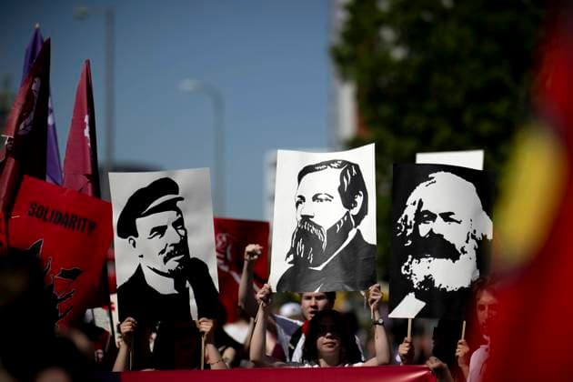 1. Mai DGB DEU, Deutschland, Germany, Berlin, 01.05.2024 Demonstranten mit Plakat von Fotos Friedrich Engels Karl Marx und Lenin Wladimir Iljitsch Uljanow auf der Demonstration von internationalen Gewerkschaften, linken Initiativen und des Gewerkschaftsverband DGB zum 01. Mai 2024 und dem Tag der Arbeit fuer einen Fairen Lohn, Solidaritaet und gerechte Arbeitsbedingungen unter dem Motto 1.Mai Mehr Lohn Mehr Freizeit Mehr Sicherhei in Berlin Deutschland en: Demonstrators with poster of photos of Friedrich Engels Karl Marx and Lenin Vladimir Ilyich Ulyanov at the demonstration by international unions, left-wing initiatives and the DGB trade union association on May 1st, 2024 and Labor Day for fair wages, solidarity and fair working conditions