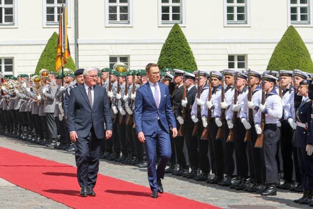 News Themen der Woche KW19 Der Bundespräsident empfängt den Präsident der Republik Finnland - Bundespräsident Frank-Walter Steinmeier empfängt Alexander Stubb, Präsident der Republik Finnland, zum Antrittsbesuch in Schloss Bellevue. Begrüßung mit militärischen Ehren öffentlich vor Schloss Bellevue. DEU, Deutschland, Berlin, 08.05.2024: *** The Federal President receives the President of the Republic of Finland Federal President Frank Walter Steinmeier receives Alexander Stubb, President of the Republic of Finland, on his inaugural visit to Bellevue Palace Greeting with military honors in public in front of Bellevue Palace DEU, Germany, Berlin, 08 05 2024