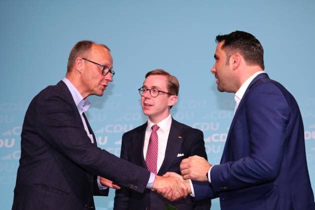 Blick am Sonnabend (13.04.2024) in der Stadthalle der Hanse- und Universitätsstadt Rostock auf den Parteitag der CDU des Landes Mecklenburg Vorpommern mit Philipp Amthor, MdB Mitte (Neuer Generalsekretär) und Daniel Peters MdL re. (Neuer Landesvorsitzender) und dem Bundes- und Fraktionsvorsitzenden Friedrich Merz, MdB. *** View on Saturday 13 04 2024 in the town hall of the Hanseatic and university city of Rostock at the party conference of the CDU of the state of Mecklenburg-Vorpommern with Philipp Amthor, MdB center New Secretary General and Daniel Peters MdL re New state chairman and the federal and parliamentary group chairman Friedrich Merz, MdB