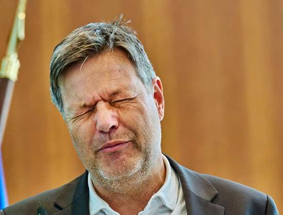 News Bilder des Tages Robert Habeck - 20 Years of EU Enlargement EUR, Deutschland, Berlin, 08.05.2024: Bundeswirtschaftsminister und Vize-Kanzler Robert Habeck (B90 Die Grünen) besucht eine Veranstaltung des BDI anlässlich 20 Years of EU Enlargement - A Succes Story for the Future . Vor 20 Jahren traten der EU zehn neue Länder bei: Estland, Lettland, Litauen, Malta, Polen, Slowakei, Slowenien, Tschechien, Ungarn und Zypern. Der neue Binnenmarkt ermöglicht eine größere Expansion, besseren Zugang zu Investitionen und EU-Geldern. Es stärkt die Zugehörigkeit zur EU, sorgt für Demokratie, Menschenrechte und Rechtsstaatlichkeit in den Mitgliedsländern. *** Robert Habeck 20 Years of EU Enlargement EUR, Germany, Berlin, 08 05 2024 Federal Minister of Econom