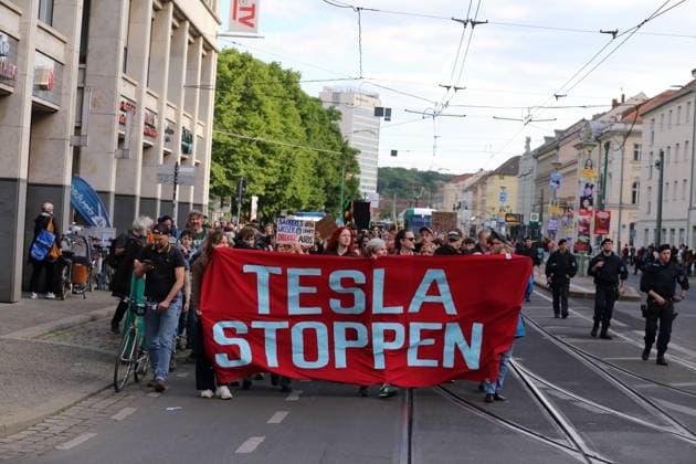 News Themen der Woche KW19 News Bilder des Tages Demonstranten mit Banner Tesla stoppen während einer Demonstration gegen die geplante Erweiterung der Tesla Gigafactory in Grünheide (Mark), Potsdam, 8. Mai 2024. Demo gegen Tesla in Potsdam *** Demonstrators with banner Stop Tesla during a demonstration against the planned expansion of the Tesla Gigafactory in Grünheide Mark , Potsdam, May 8, 2024 Demo against Tesla in Potsdam