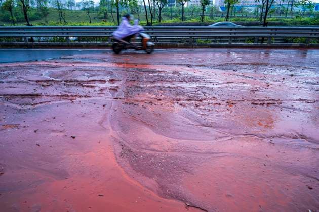News Themen der Woche KW19 News Bilder des Tages Rainstorm Hit Nanning NANNING, CHINA - MAY 8, 2024 - Sand accumulates on Pingle Avenue after rainstorm in Nanning, South China s Guangxi Zhuang Autonomous region, May 8, 2024. Nanning Guangxi China  Copyright: xCFOTOx i1715182972875